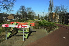 900883 Gezicht op het fiets- en wandelpad Park Oosterspoorbaan over de voormalige Oosterspoorweg te Utrecht, ter hoogte ...